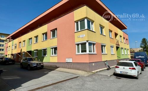 JUH - TÁBORSKA 3 IZBOVÝ BYT 80 M2 SO ZÁHRADOU A PARKOVACÍM MIESTOM.