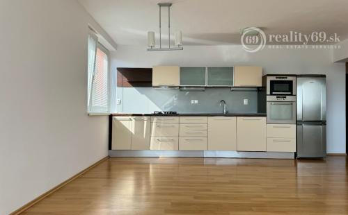 JUH - TÁBORSKA 3 IZBOVÝ BYT 80 M2 SO ZÁHRADOU A PARKOVACÍM MIESTOM.