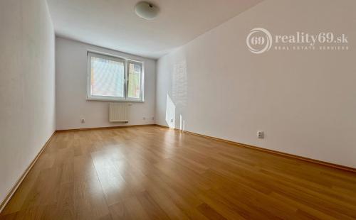 JUH - TÁBORSKA 3 IZBOVÝ BYT 80 M2 SO ZÁHRADOU A PARKOVACÍM MIESTOM.