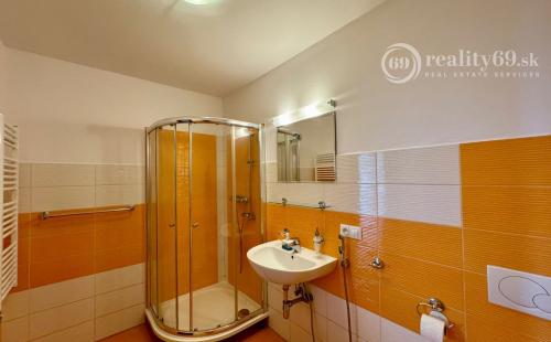 JUH - TÁBORSKA 3 IZBOVÝ BYT 80 M2 SO ZÁHRADOU A PARKOVACÍM MIESTOM.