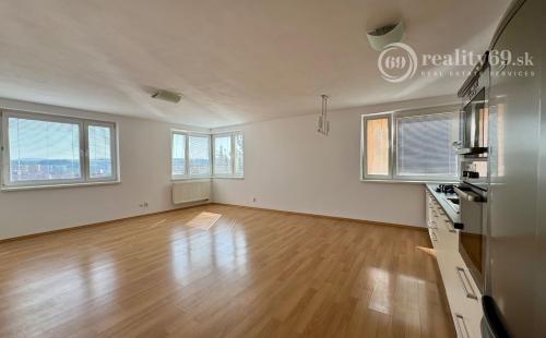 JUH - TÁBORSKA 3 IZBOVÝ BYT 80 M2 SO ZÁHRADOU A PARKOVACÍM MIESTOM.