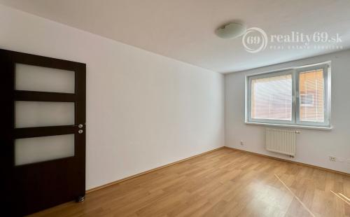 JUH - TÁBORSKA 3 IZBOVÝ BYT 80 M2 SO ZÁHRADOU A PARKOVACÍM MIESTOM.