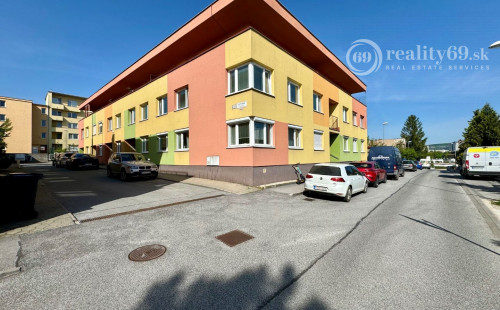 JUH - TÁBORSKA 3 IZBOVÝ BYT 80 M2 SO ZÁHRADOU A PARKOVACÍM MIESTOM.