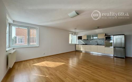 JUH - TÁBORSKA 3 IZBOVÝ BYT 80 M2 SO ZÁHRADOU A PARKOVACÍM MIESTOM.