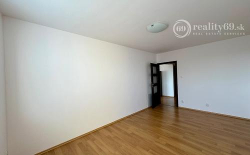 JUH - TÁBORSKA 3 IZBOVÝ BYT 80 M2 SO ZÁHRADOU A PARKOVACÍM MIESTOM.