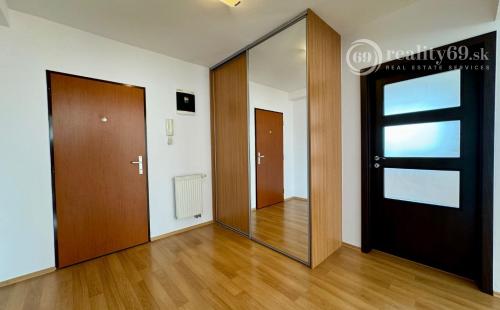 JUH - TÁBORSKA 3 IZBOVÝ BYT 80 M2 SO ZÁHRADOU A PARKOVACÍM MIESTOM.