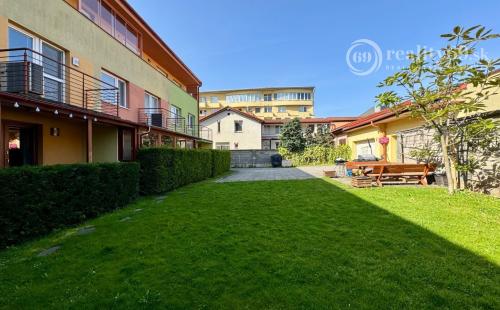 JUH - TÁBORSKA 3 IZBOVÝ BYT 80 M2 SO ZÁHRADOU A PARKOVACÍM MIESTOM.