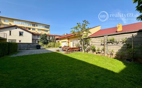 JUH - TÁBORSKA 3 IZBOVÝ BYT 80 M2 SO ZÁHRADOU A PARKOVACÍM MIESTOM.