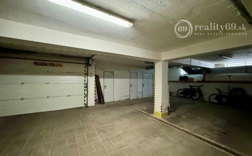 JUH - TÁBORSKA 3 IZBOVÝ BYT 80 M2 SO ZÁHRADOU A PARKOVACÍM MIESTOM.