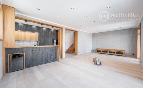 JUH - LUXUSNÁ NOVOSTAVBA 5 IZBOVÉHO RD V TOP LOKALITE.