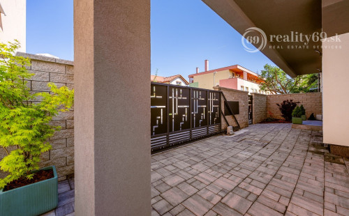 JUH - LUXUSNÁ NOVOSTAVBA 5 IZBOVÉHO RD V TOP LOKALITE.