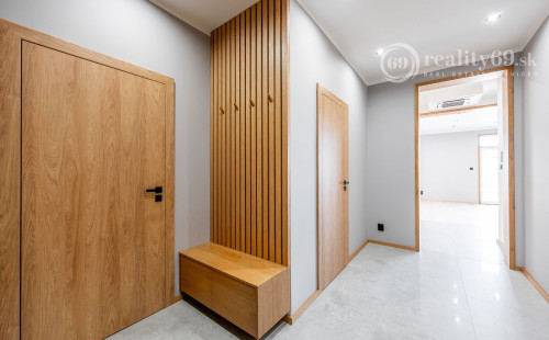 JUH - LUXUSNÁ NOVOSTAVBA 5 IZBOVÉHO RD V TOP LOKALITE.