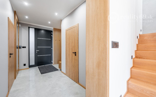 JUH - LUXUSNÁ NOVOSTAVBA 5 IZBOVÉHO RD V TOP LOKALITE.