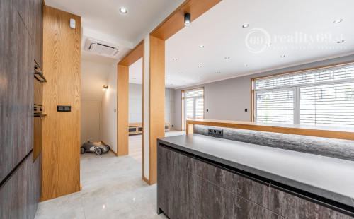 JUH - LUXUSNÁ NOVOSTAVBA 5 IZBOVÉHO RD V TOP LOKALITE.