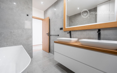 JUH - LUXUSNÁ NOVOSTAVBA 5 IZBOVÉHO RD V TOP LOKALITE.