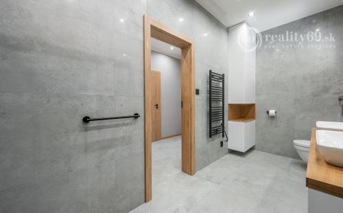 JUH - LUXUSNÁ NOVOSTAVBA 5 IZBOVÉHO RD V TOP LOKALITE.