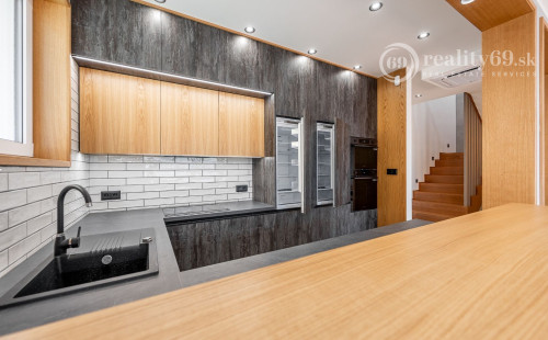 JUH - LUXUSNÁ NOVOSTAVBA 5 IZBOVÉHO RD V TOP LOKALITE.