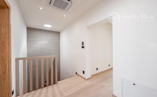 JUH - LUXUSNÁ NOVOSTAVBA 5 IZBOVÉHO RD V TOP LOKALITE.