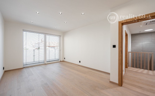 JUH - LUXUSNÁ NOVOSTAVBA 5 IZBOVÉHO RD V TOP LOKALITE.