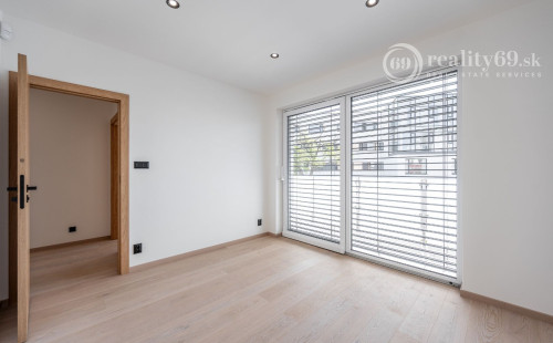 JUH - LUXUSNÁ NOVOSTAVBA 5 IZBOVÉHO RD V TOP LOKALITE.