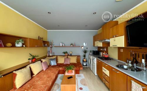 TERASA - RUŽÍNSKA GARSÓNKA V SUPER STAVE PO REKONŠTRUKCII.