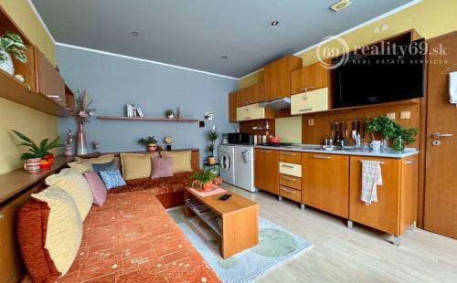 TERASA - RUŽÍNSKA GARSÓNKA V SUPER STAVE PO REKONŠTRUKCII.