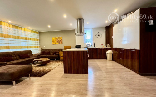 KOŠICKÁ NOVÁ VES - 4 IZBOVÝ  BYT 90 M2,  TERASA 20 M2, PREDZÁHRADKA 60 M2.