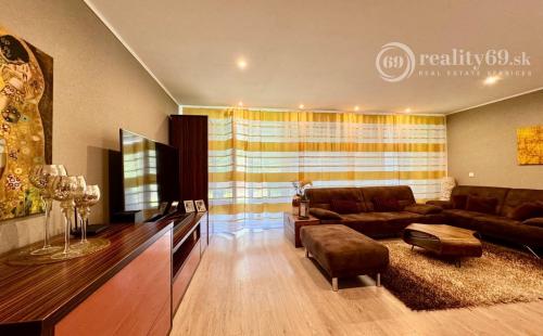 KOŠICKÁ NOVÁ VES - 4 IZBOVÝ  BYT 90 M2,  TERASA 20 M2, PREDZÁHRADKA 60 M2.