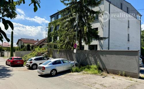 KOŠICKÁ NOVÁ VES - 4 IZBOVÝ  BYT 90 M2,  TERASA 20 M2, PREDZÁHRADKA 60 M2.