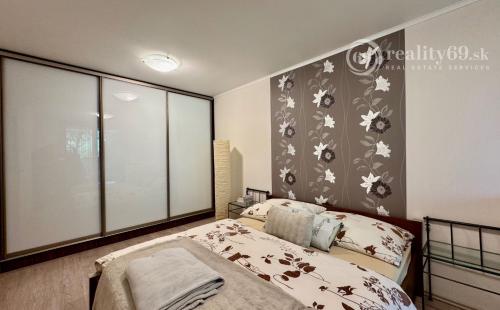 KOŠICKÁ NOVÁ VES - 4 IZBOVÝ  BYT 90 M2,  TERASA 20 M2, PREDZÁHRADKA 60 M2.