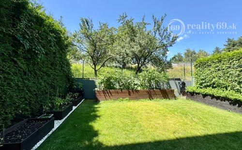 KOŠICKÁ NOVÁ VES - 4 IZBOVÝ  BYT 90 M2,  TERASA 20 M2, PREDZÁHRADKA 60 M2.