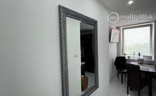 REZERVOVANÉ - TERASA - RUŽOVÁ PEKNÝ 3 IZBOVÝ BYT PO REKONŠTRUKCII 70 M2 SO ŠATNÍKOM.