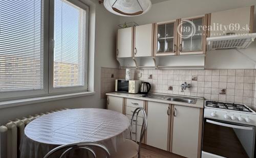 JUH - JUŽNÁ TRIEDA PEKNÝ 2 IZBOVÝ BYT 52M2, ZASKLENÁ LODŽIA.