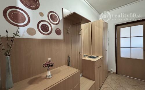 JUH - JUŽNÁ TRIEDA PEKNÝ 2 IZBOVÝ BYT 52M2, ZASKLENÁ LODŽIA.