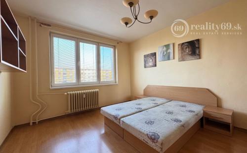 JUH - JUŽNÁ TRIEDA PEKNÝ 2 IZBOVÝ BYT 52M2, ZASKLENÁ LODŽIA.