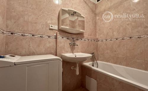 JUH - JUŽNÁ TRIEDA PEKNÝ 2 IZBOVÝ BYT 52M2, ZASKLENÁ LODŽIA.