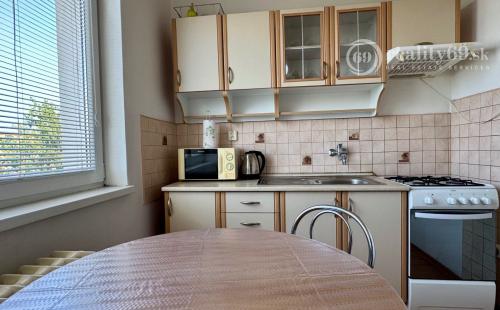 JUH - JUŽNÁ TRIEDA PEKNÝ 2 IZBOVÝ BYT 52M2, ZASKLENÁ LODŽIA.