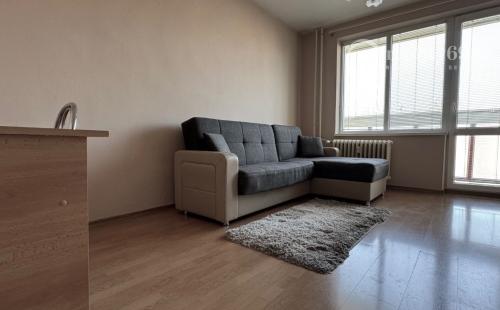 JUH - JUŽNÁ TRIEDA PEKNÝ 2 IZBOVÝ BYT 52M2, ZASKLENÁ LODŽIA.