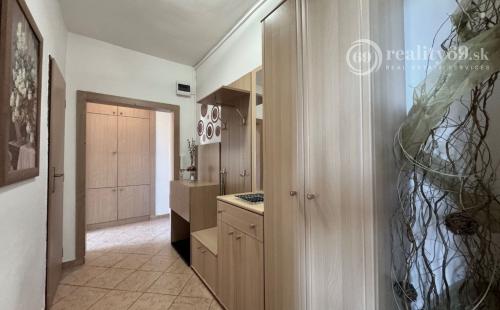 JUH - JUŽNÁ TRIEDA PEKNÝ 2 IZBOVÝ BYT 52M2, ZASKLENÁ LODŽIA.