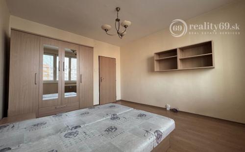 JUH - JUŽNÁ TRIEDA PEKNÝ 2 IZBOVÝ BYT 52M2, ZASKLENÁ LODŽIA.