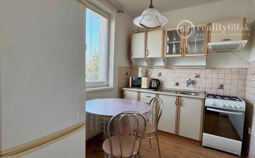 JUH - JUŽNÁ TRIEDA PEKNÝ 2 IZBOVÝ BYT 52M2, ZASKLENÁ LODŽIA.