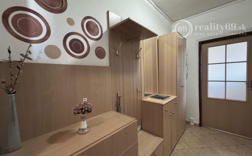 JUH - JUŽNÁ TRIEDA PEKNÝ 2 IZBOVÝ BYT 52M2, ZASKLENÁ LODŽIA.