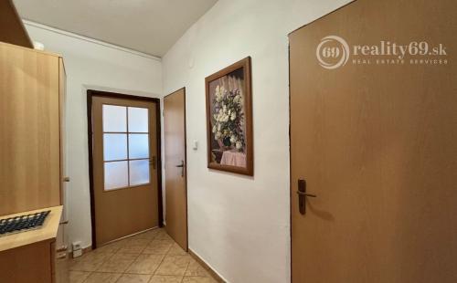 JUH - JUŽNÁ TRIEDA PEKNÝ 2 IZBOVÝ BYT 52M2, ZASKLENÁ LODŽIA.