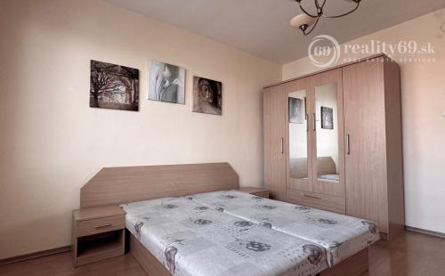 JUH - JUŽNÁ TRIEDA PEKNÝ 2 IZBOVÝ BYT 52M2, ZASKLENÁ LODŽIA.