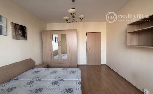 JUH - JUŽNÁ TRIEDA PEKNÝ 2 IZBOVÝ BYT 52M2, ZASKLENÁ LODŽIA.