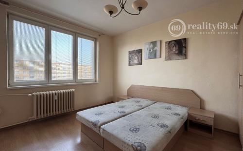 JUH - JUŽNÁ TRIEDA PEKNÝ 2 IZBOVÝ BYT 52M2, ZASKLENÁ LODŽIA.