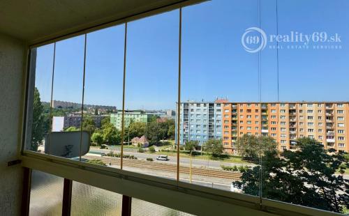 JUH - JUŽNÁ TRIEDA PEKNÝ 2 IZBOVÝ BYT 52M2, ZASKLENÁ LODŽIA.