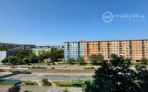 JUH - JUŽNÁ TRIEDA PEKNÝ 2 IZBOVÝ BYT 52M2, ZASKLENÁ LODŽIA.