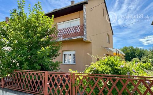 MAĎARSKO - ENCS PERFEKTNÝ 4 IZBOVÝ POSCHODOVÝ DOM SO ZÁHRADOU.