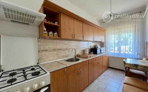 MAĎARSKO - ENCS PERFEKTNÝ 4 IZBOVÝ POSCHODOVÝ DOM SO ZÁHRADOU.